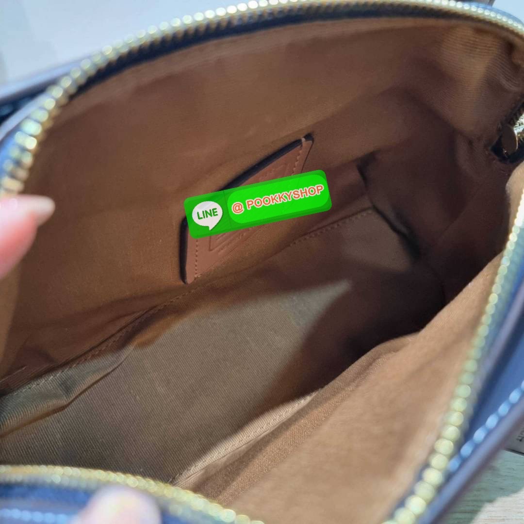COACH CH503 MINI DARCIE CARRYALL IN BLOCKED SIGNATURE CANVAS คอลเลคชั่นใหม่ กระเป๋าสะพายทรงถัง ไซส์มินิ ดีไซน์ออกมาดูหรูมาก วัสดุหนังแคนวาสเคลือบผิว สวย คลาสสิค มาพร้อมสายสะพายข้างและหูหิ้วในตัว ถอดออกถือคล้องแขนเก๋ๆ หรูๆยังได้ ภายในเป็นช่องโล่ง แบ่งสัดส่