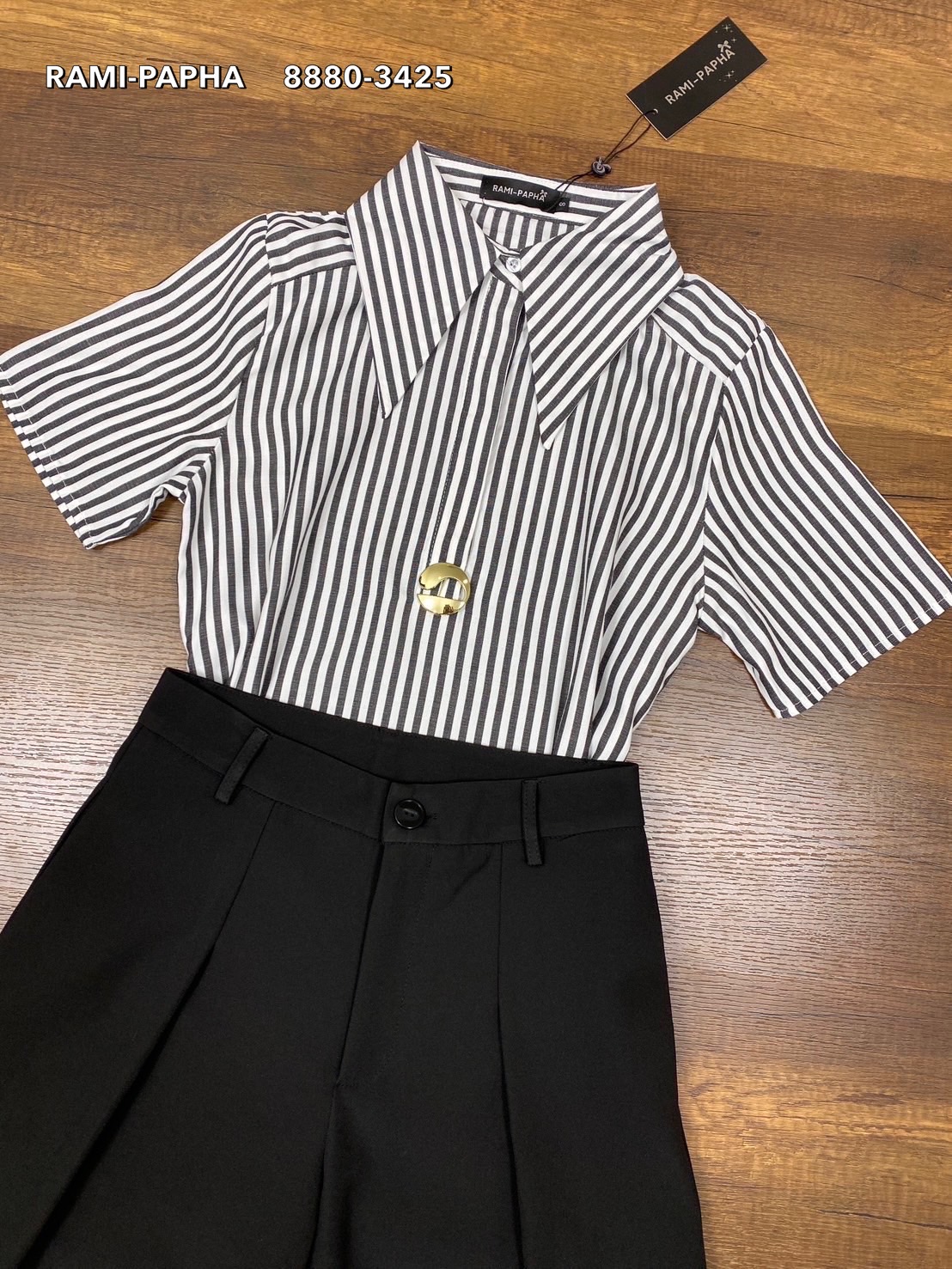 ชุดเซทแฟชั่น เสื้อเชิ้ตแขนสั้นคอปกเก๋ๆ ลายริ้วทางตรงสีสวยคลาสสิค ดีเทลสวยเก๋ กระดุมอกซ่อน