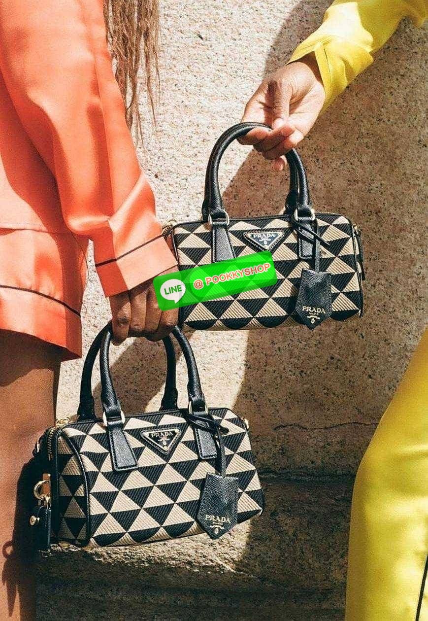 ✴️ห้ามพลาด!✴️PRADA FABRIC MICRO BAG VIP GIFT WITH PURCHASE (GWP) กระเป๋าพรีเมี่ยมกิ๊ฟ Limited จาก PRADA DUTYFREE COUNTER โดดเด่นที่วัสดุ Jacquard Fabric Micro ดีไซน์สวยคลาสสิคขนาดกำลังดี หูกระเป๋าประดับTagแบรนด์ถอดออกได้ ภายในมีโลโก้ ใส่มือถ