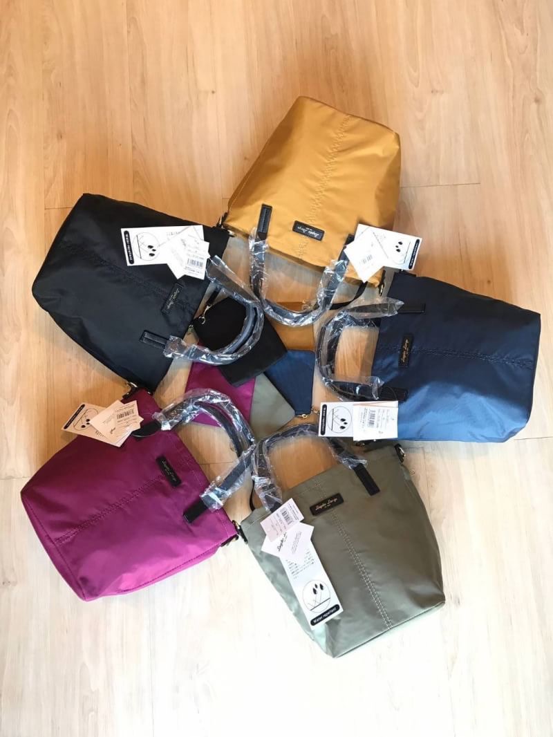 Anello & Legato Largo Mini Tote Shoulder Bag ( LJ-3071) กระเป๋าถือหรือสะพายขนาดกลางกำลังดี ช่องใหญ่เปิดด้วยซิปเดียว ภายในมีใบพ่วงขนาดเล็กเก็บของจุกจิก ถอดแยกใช้งานได้ ใส่มินิไอแพค/กระเป๋าสตางค์ยาวได้ ทั้งด้านหลังและด้านข้างยังมีช่องเพิ่มใส่มือถือหรือของที