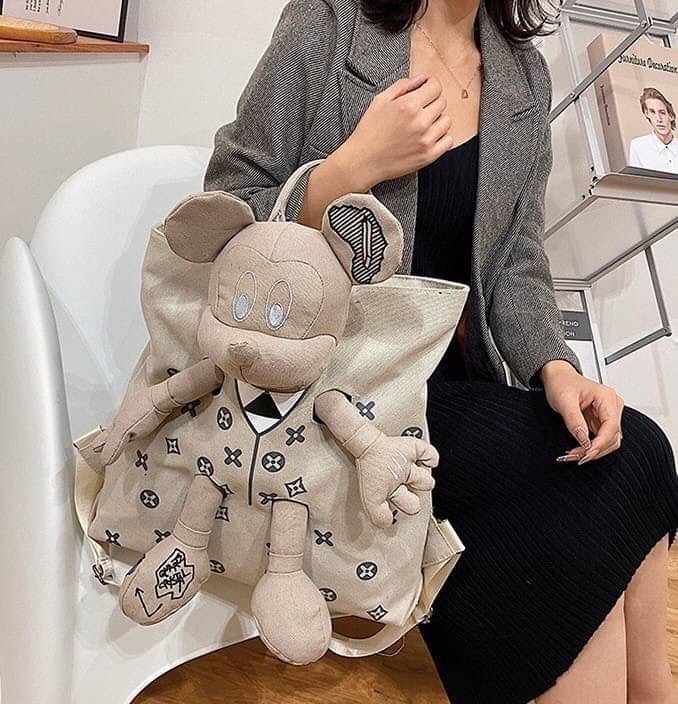 พร้อมส่ง เป้ตุ๊กตา LV งานสวยน่ารักมากค่ะ ผ้าหนาดีมาก ช่องเก็บของใหญ่มาก ด้านใน มีหลายช่อง ด้านหลังมีช่องซิปเก็บของสำคัญ เก๋ไก๋ไม่เหมือนใคร