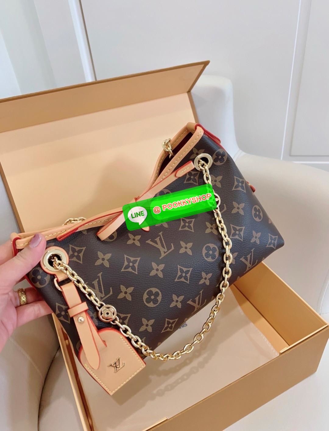 หมดรอบนี้ไม่เข้าแล้วน๊าาราคาดีงาม! LOUIS VUITTON CARRYALL BB BAG((VIP gift ตปท.)) 🔖พร้อมส่ง! ใบกลางกำลังดี พกพาได้ทุกๆวัน ไม่ใหญ่เกินตัวไปค่ะ หนังแท้ หนังนิ่มสวย น้ำหนักเบา! 🔖สายสะพายรุ่นใหม่นี้แบบอะไหล่ทองลายโซ่สวยมากๆ ต่อสายแบบหนังค่ะ