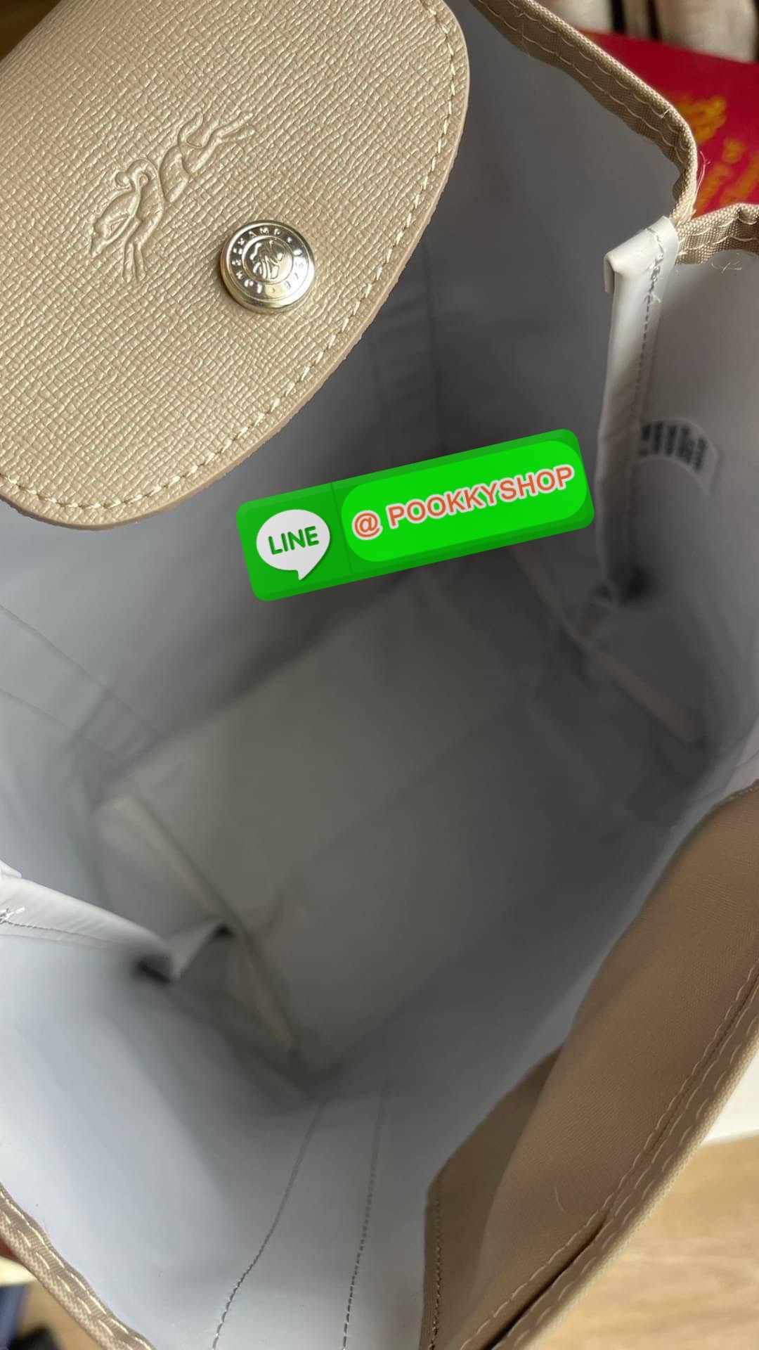 💕LONGCHAMP LE PLIAGE RE-PLAY Tote bag S เป็นอีกรุ่นที่น่าสนใจในการออกแบบ กระเป๋าโท้ทแนวตั้งที่กว้างขวางมีน้ำหนักเบา ใช้งานได้จริง ปิดด้วยกระดุมแป๊กและสามารถถือด้วยมือ สะพายไหล่ และสะพายข้างลำตัว Le Pliage Re-Play เวอร์ชันใหม่นี้ยังคงเติมชีวิตชีวา