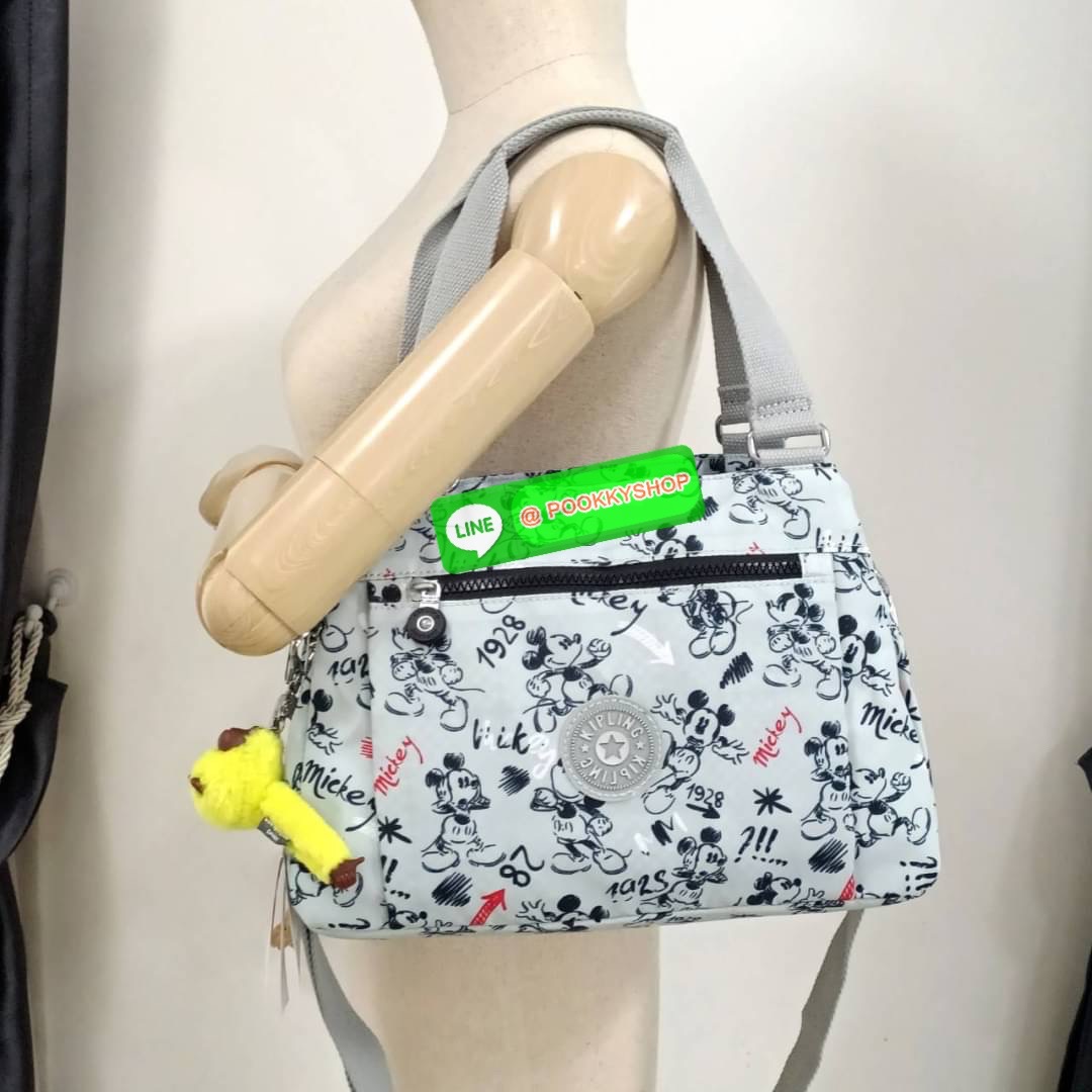 KIPLING ELISE HANDBAG กระเป๋าถือและสะพายไหล่ วัสดุ Nylon +Polyester ขนาดกำลังพอดี จุของได้มาก มีหูจับสองสาย ถือสะดวก น้ำหนักเบา มีช่องซิป ด้านหน้า ช่อง กระเป๋าหลักเปิด-ปิดด้วยซิป มี3 ช่องว่างใส่ของได้จุมากๆ ใส่มือถือได้ กระเป๋าสตางค์ใบยาว และ เครื่องสำอาง