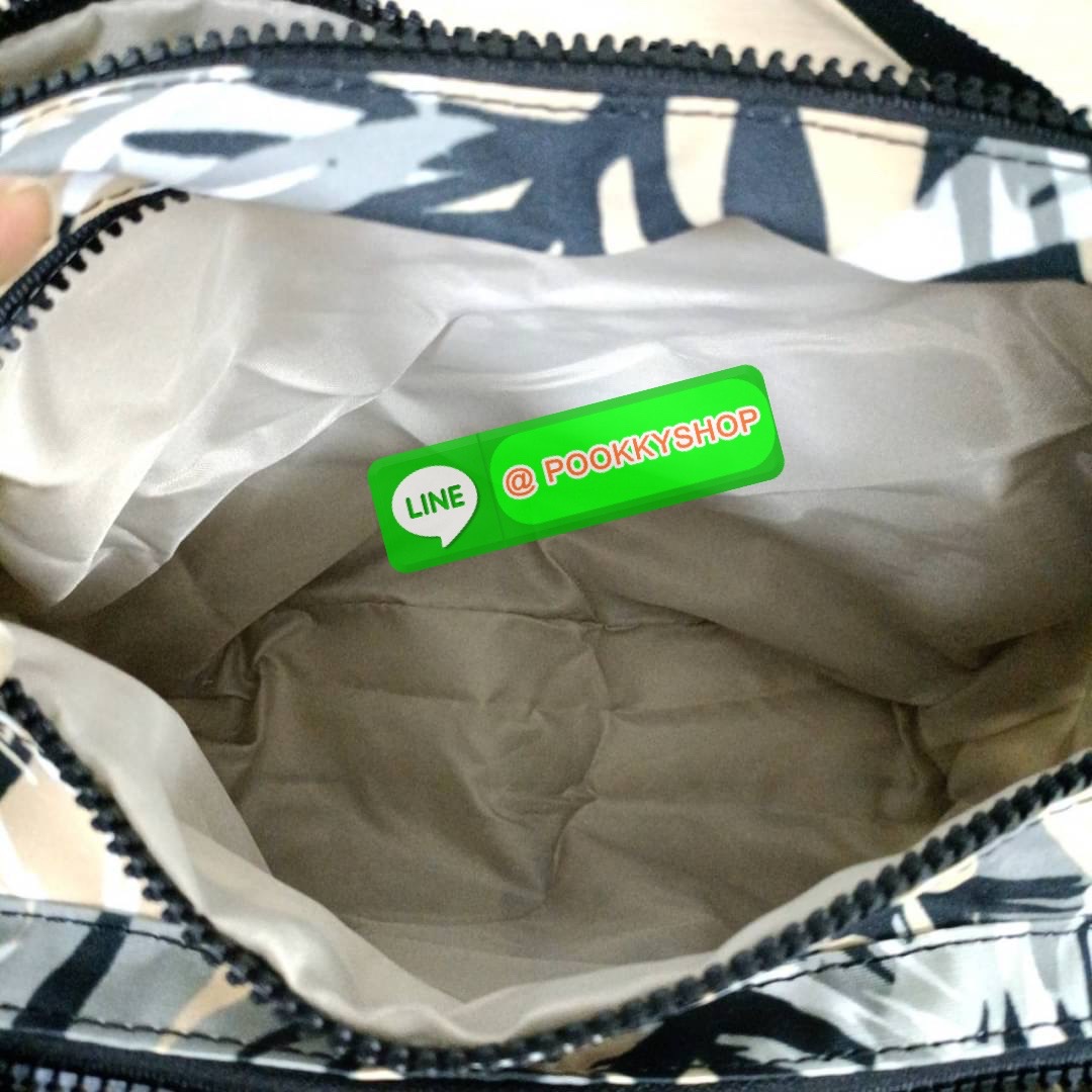 KIPLING RETH CROSSBODY BAG วัสดุ Nylon+polyester กระเป๋าสะพายข้างหรือ สะพาย Crossbody ได้ เปิด-ปิด ด้วยซิปปั๊มแบรนด์ที่หางซิป พร้อมช่องช่องหน้าแยกใส่ของใช้เล็กๆ น้อยๆ ได้ ช่องหลัก 2 ช่อง ด้านในโล่งกว้าง สามารถจุสัมภาระได้เยอะ มีช่องซิปด้านในและสายคล้องพวง