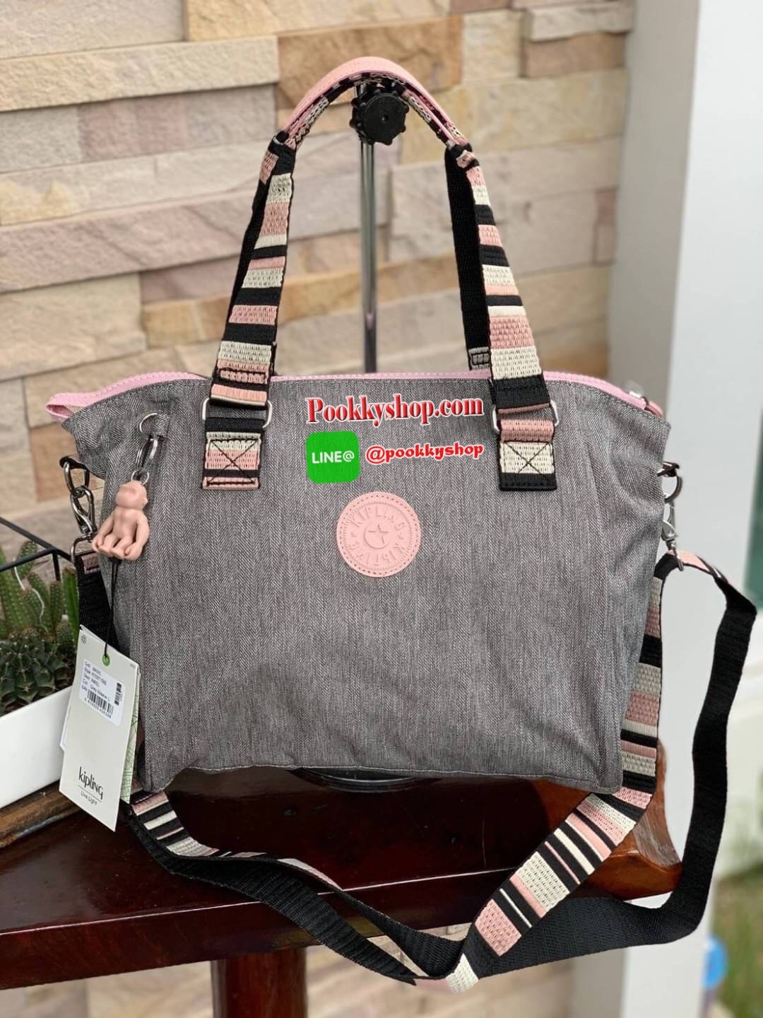 Kipling women’s amiel handbag (k15371) กระเป๋าถือหรือสะพายข้างได้ วัสดุpolyamide100%เปิดปิดกระเป๋าแบบซิปเดียว ภายในมีฐานกว้าง มีช่องซิป ช่องเล็กแยกเป็นสัดส่วนพร้อมสายห้อยกุญแจ ด้านหลังกระเป๋ามีช่องซิปยาวหนึ่งช่องใช้งานได้จริง มาพร้อมสายสะพายถอดออกได้ ปรับ