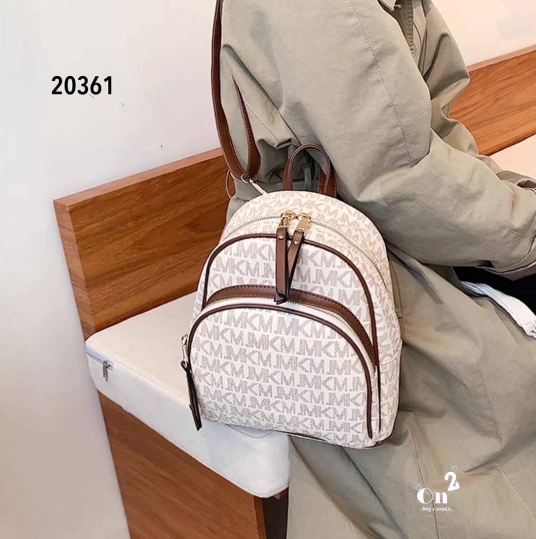 กระเป๋าสะพายเป้แฟชั่นมาใหม่ งานสไตล์แบรนด์ งานซิปมี 2 ช่องใช้งาน ขนาดกำลังดีน่าใช้มากค่ะ พร้อมส่งค่า