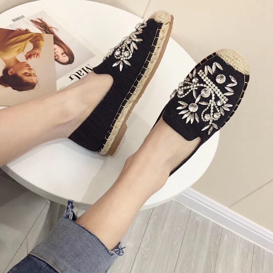 🎉new arrival 🎉 🌺slip on shoes🌺 🌈🌈🌈งานสวยๆพร้อมเสิร์ฟจ้า ตัวนี้ห้ามพลาด รองเท้าslip on งานปักเพชรเวอร์วัง💍 งานสวย ทรงสวย แมตช์กับกางเกง👖หรือกระโปรง👗ก็ได้ค่ะ ใส่สบาย แม่ค้าคอนเฟ