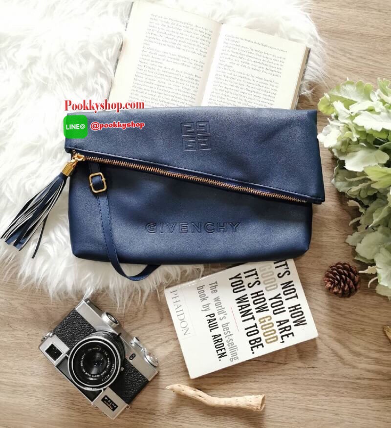 Best Seller!! Givenchy Parfums Black Leather Clutch (Premium From Counter Brand) กระเป๋าสะพายหนังนิ่มเรียบ Polyester100% สีดำเเบบสวยดูดีคลาสสิคไม่มีเอ้าท์ เปิดปิดด้วยซิป อะไหล่ทอง หัวซิปประดับพู่ ด้านหน้าปั้มโลโก้ GV ตัวใหญ่ ภายในมีช่องเล็กใส่ ipad กระเป๋