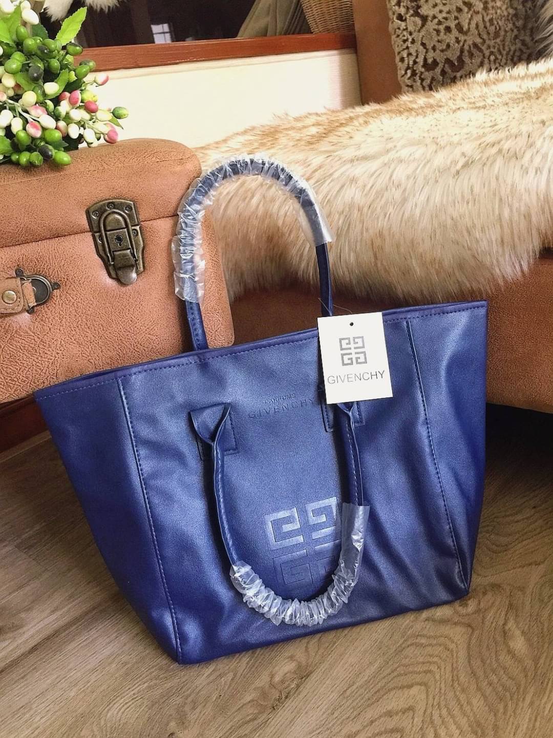 Best Seller! Givenchy Black Soft Leather Shoulder Handbags (Limited edition) กระเป๋าถือหรือสะพายพรีเมี่ยมของเเท้จาก "Givenchy Perfume Counter" วัสดุหนังนิ่มเรียบสีดำด้านหน้าปั้มโลโก้แบรนด์ GV ภายใน Polyester 100% สีดำสกรีนโลโก้สวยดูดี เปิดปิดด้ว