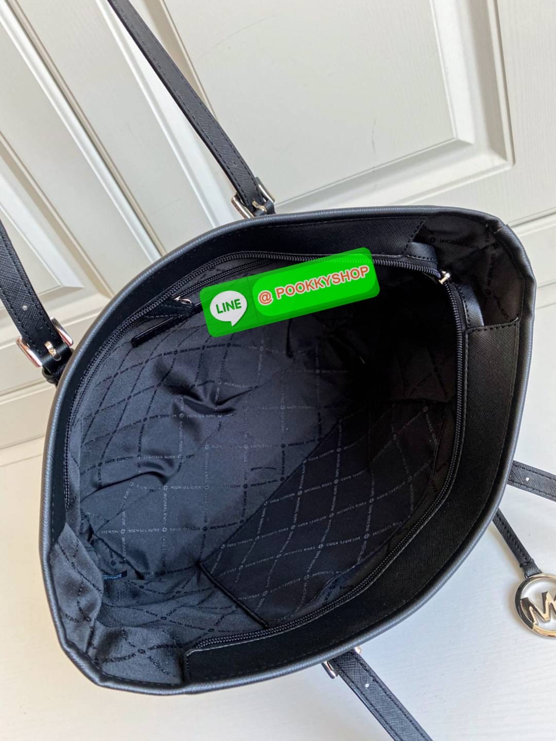 NEW ARRIVALS !! MICHEAL KORS TOTE BAG ของแท้ กระเป๋าสะพายทรง SHOPPING BAG หนัง PVC สวยหรูอยู่ทรง ด้านหน้าประดับโลโก้สีทองสวยหรูพร้อมห้อยพวงกุญแจ MK ภายในปิดเปิดด้วยซิปยาว มีช่องซิปและช่องเล็ก ซับในอย่างดีสกรีน กว้างและจุของได้เยอะมากค่ะ ใส่ ipad กระเป๋าสต