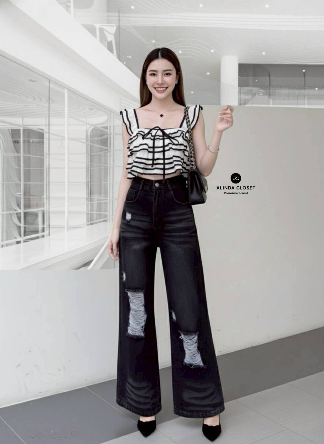 ชุดเซทแฟชั่น ชุดเซ็ทเสื้อสายเดี่ยวทรงครอปสีครีมตัดขอบสีดำ แต่งระบายคู่ที่สายเสื้อ