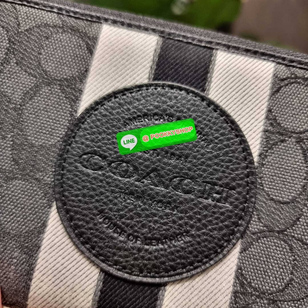 COACH C9073 DEMPSEY LARGE PHONE WALLET IN SIGNATURE JACQUARD WITH STRIPE AND COACH PATCH พร้อมเสิร์ฟความเลิศหรู กับคอลใหม่ล่าสุด กระเป๋าสตางค์ใบยาวกึ่งคล้องมือ สีสุดละมุน ถือใช้คือขับผิวสุด!! วัสดุผ้า jacquard สลับหนัง pepble มาพร้อมสายคล้องมือในตัว กันหล