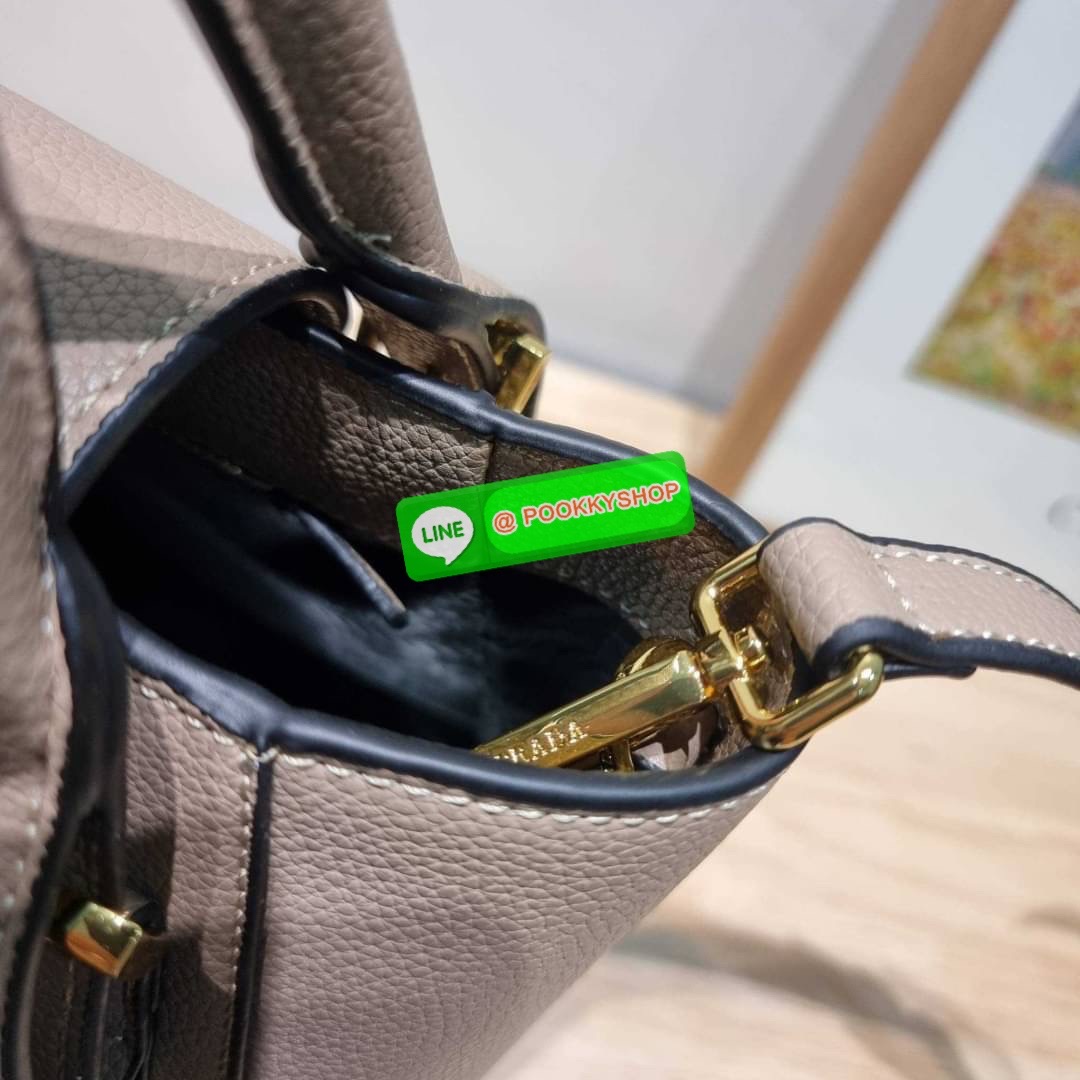 Hot item Prada leather bag กระเป๋าถือ/สะพายล่าสุด จากเคาน์เตอร์ dutyfree ที่ดีไซน์เรียบหรู หนังวัวฟอกสี สวยคมชัด เต็มไปด้วยดีเทลน่าใช้ สายคล้องไหล่ที่สามารถถอดออกได้ เพื่อใช้สายยาวสะพายข้างเส้นเดียว หรือจะใส่ไว้ทั้งคู่ก็อัพเกรดลุคดูแพงได้ ปากกระเป๋ามีฝากร