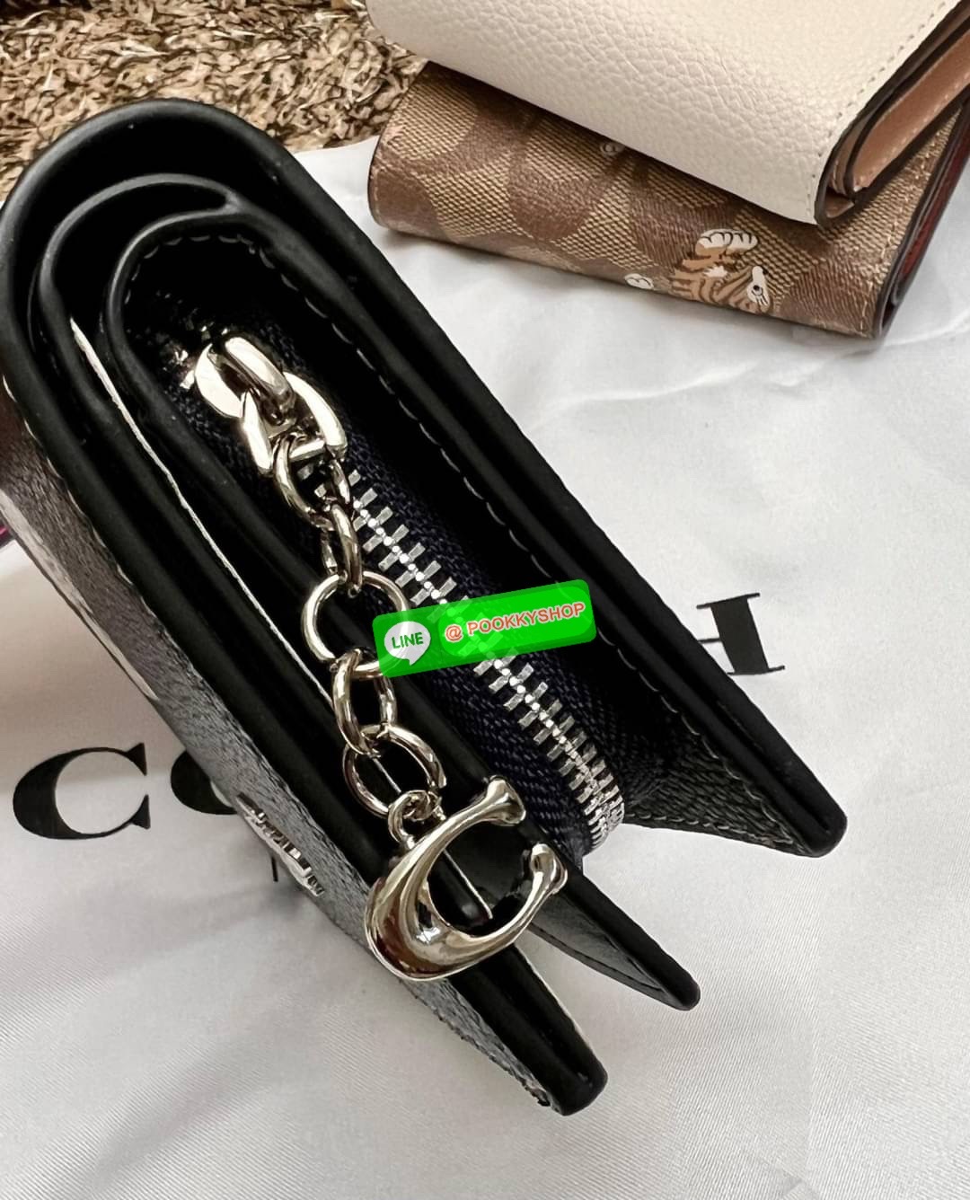 COACH SNAP WALLET ((cc472//cc920//cc922)) 🌍พร้อมส่ง ใหม่ล่าสุด สุดคิ้วว ห้ามพลาดก่อนหมดค่ะ! ✔️กระเป๋าเงินใบสั้น หนังแท้ สกรีนล์ลายน้องหมา//น้องแมว สุดน่ารักมากค่ะ ✔️เปิดปิดกระเป๋าแบบกระดุม ภายในมีช่องเสียบบัตร6ช่อง//ช่องใส่ธนบัตรตามย