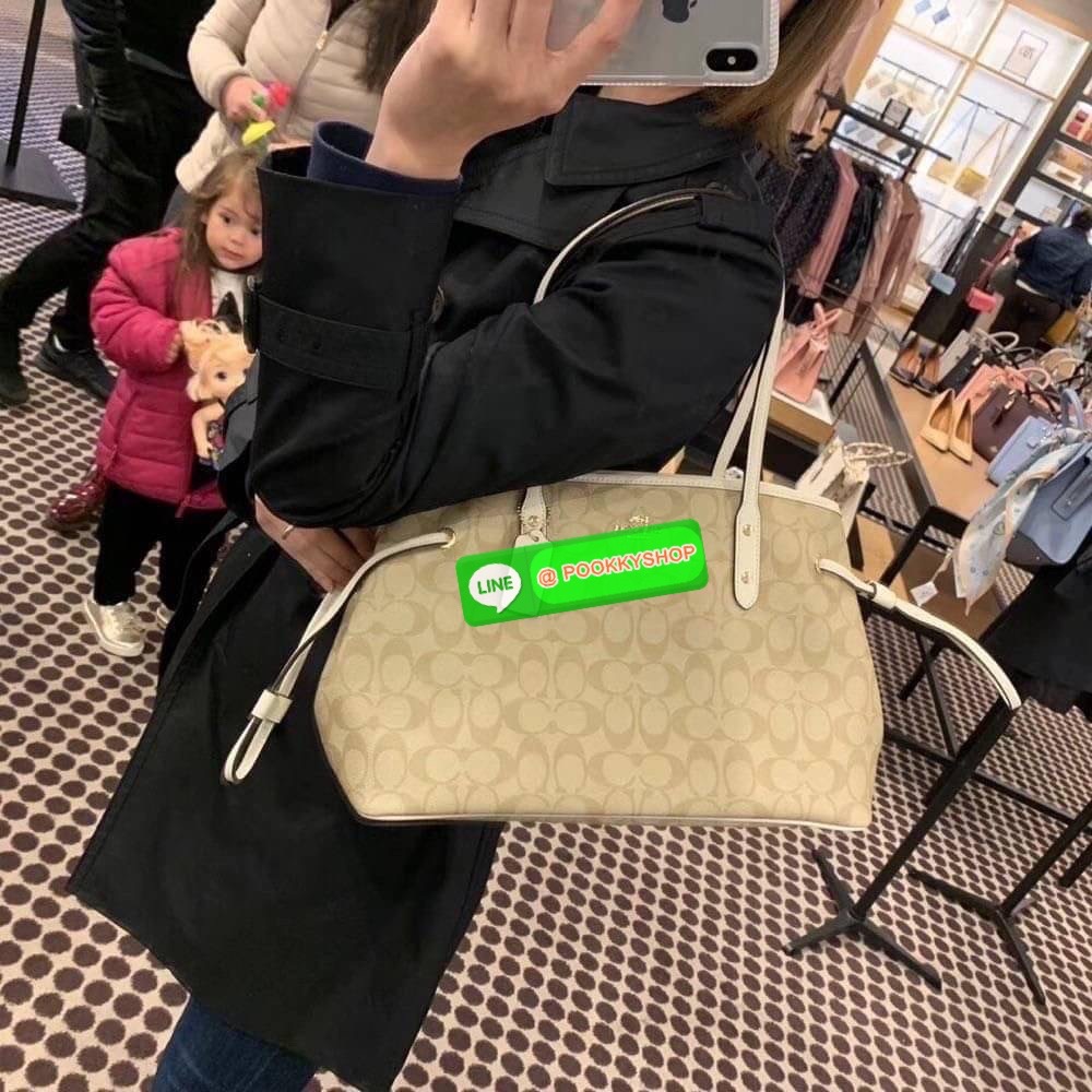 กระเป๋าสะพายไหล่ CCOACH DRAWSTRING CARRYALL IN SIGNATURE COATED CANVAS ( COACH F57842 ) กระเป๋าถือหนังเคลือบลายเซ็น ด้านในมีซิป ใส่โทรศัพท์ และมัลติฟังก์ชั่น กระเป๋า ช่องซิปกลาง Dogleash คลิปปิด ซับในผ้า