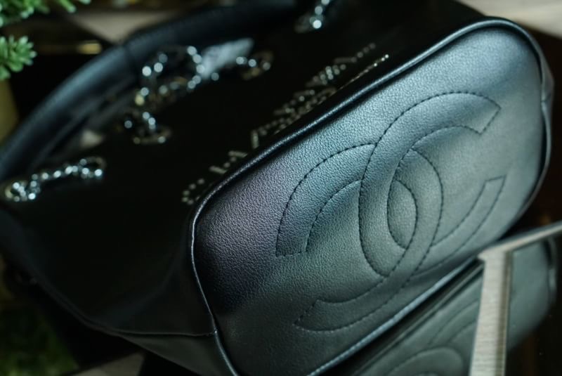 Chanel deauville studded logo bag เข้าอีกรอบค่า!!! งานสวยหนังเรียบอย่างดี ทรงจีบรูดทรงปรับขนาดได้ ด้านหน้าโลโก้เนียนสวย มีสายคล้องแขน สายสะพายยาวถอดแยกได้ สะพายหรือถือก็ได้ ช่องด้านในโล่งมีซิปเล็กใส่ของได้ งานสวยย 1สี ดำ