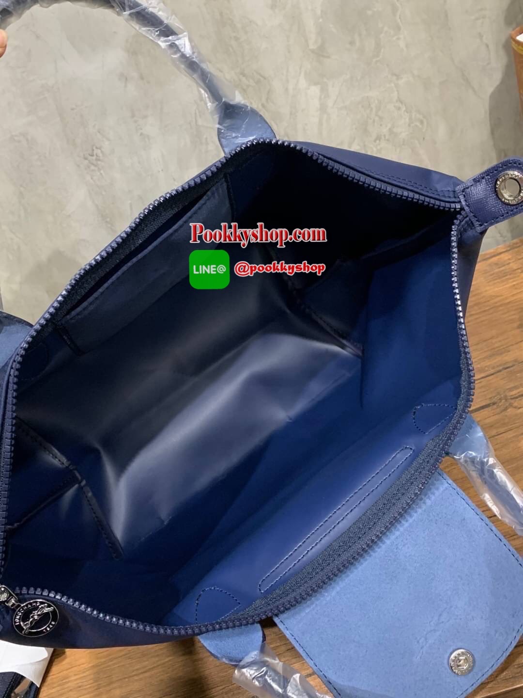 Longchamp Le Pliage Neo Size M มาพบกับกระเป๋ารุ่นยอดนิยม ที่สาวๆ ต้องมีไว้เก็บไว้สักใบ กระเป๋าโท้ทใบนี้ มาพร้อมกับสีที่มีสไตล์เรียบง่าย มีสายสะพายยาวช่วยให้คุณสามารถสะพายไหล่ได้อย่างสบาย ในขณะที่ที่ปิดแบบซิปช่วยให้คุณมั่นใจได้ว่าของด้านในมีความปลอดภัย Le