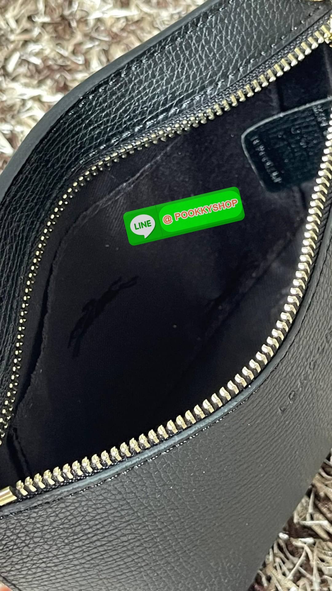 Longchamp MAILBOX Crossbody bag XS ดีไซน์ทรงคลัทช์ที่มีเส้นรูปทรงเรขาคณิตนี้จะรองรับสิ่งของจำเป็นทั้งหมดของคุณ มาพร้อมสายสะพายไหล่แบบปรับได้และถอดออกได้ สวมใส่ได้หลากหลายวิธีเพื่อเพลิดเพลินกับค่ำคืนของคุณอย่างอิสระ ได้แรงบันดาลใจมาจากMAILBOX การเย็บตะเข็บ