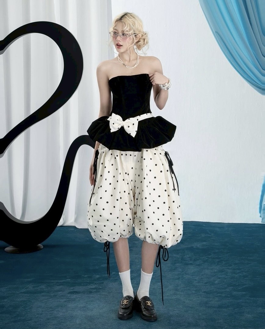 ชุดเซทแฟชั่น เสื้อเกาะอกดีไซน์เก๋ เนื้อผ้ากำมะหยี่สีดำอย่างดี อกมีฟองน้ำจัดให้ทรงสวย