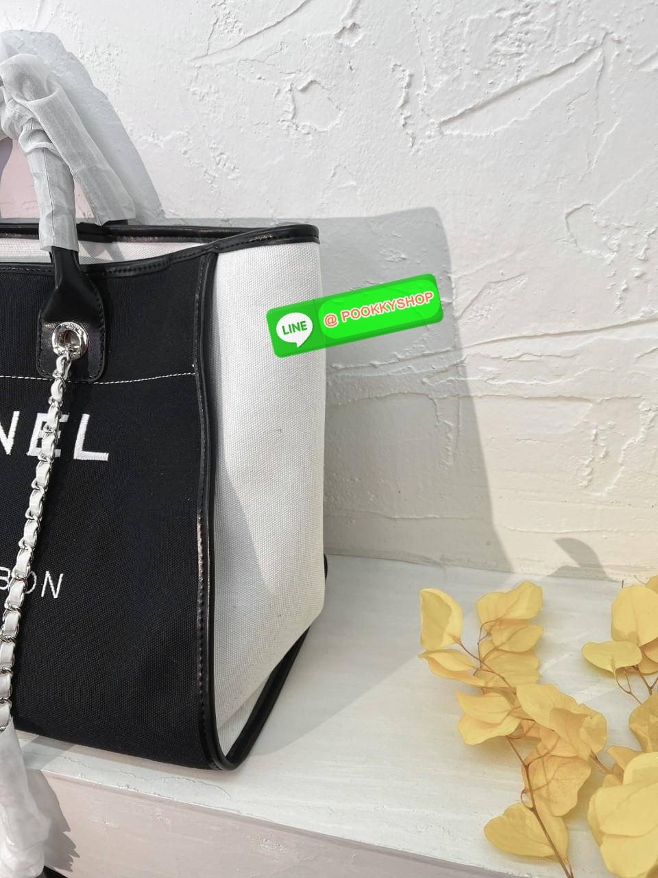 🌟 New Arrival !! รุ่นที่สาวๆรอคอย CHANEL CANVAS TOTE BAG จากงานพรีเมี่ยม VIP GIFT รุ่นดังเลยค้า SIZE ใหญ่อลัง ตัวกระเป๋าเป็นผ้า CANVAS เนื้อดีสมราคา อะไหล่เงินปั้มแบรนด์แท้ทั้งใบ ด้านหน้าปักแบรนด์สุดหรู จุของได้เยอะมากก มีช่องซิป/ใส่ของเป็นสัดส่วน
