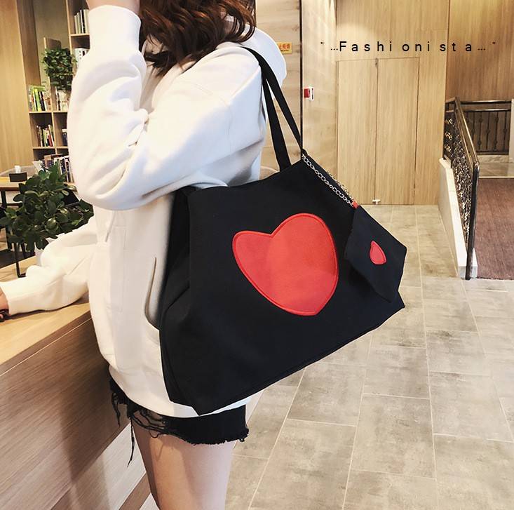 สินค้ามาใหม่พร้อมส่งค่ะ กระเป๋าสะพาย Dumplings Tote Bag วัสดุผ้าแคนวาสหนานุ่มเนื้อดี แต่งปักลายหัวใจสีคอนทราสสวยเด่น เปิดปิดด้วยซิป ด้านในเป็นช่องโล่งกว้างจุของได้เยอะมาก มีซิปผนังแยก มาพร้อมกระเป๋าห้อยใบเล็กเข้าชุด ใส่เหรียญใส่ของกระจุ๊กกระจิ๊กได้ค่ะ ปาก