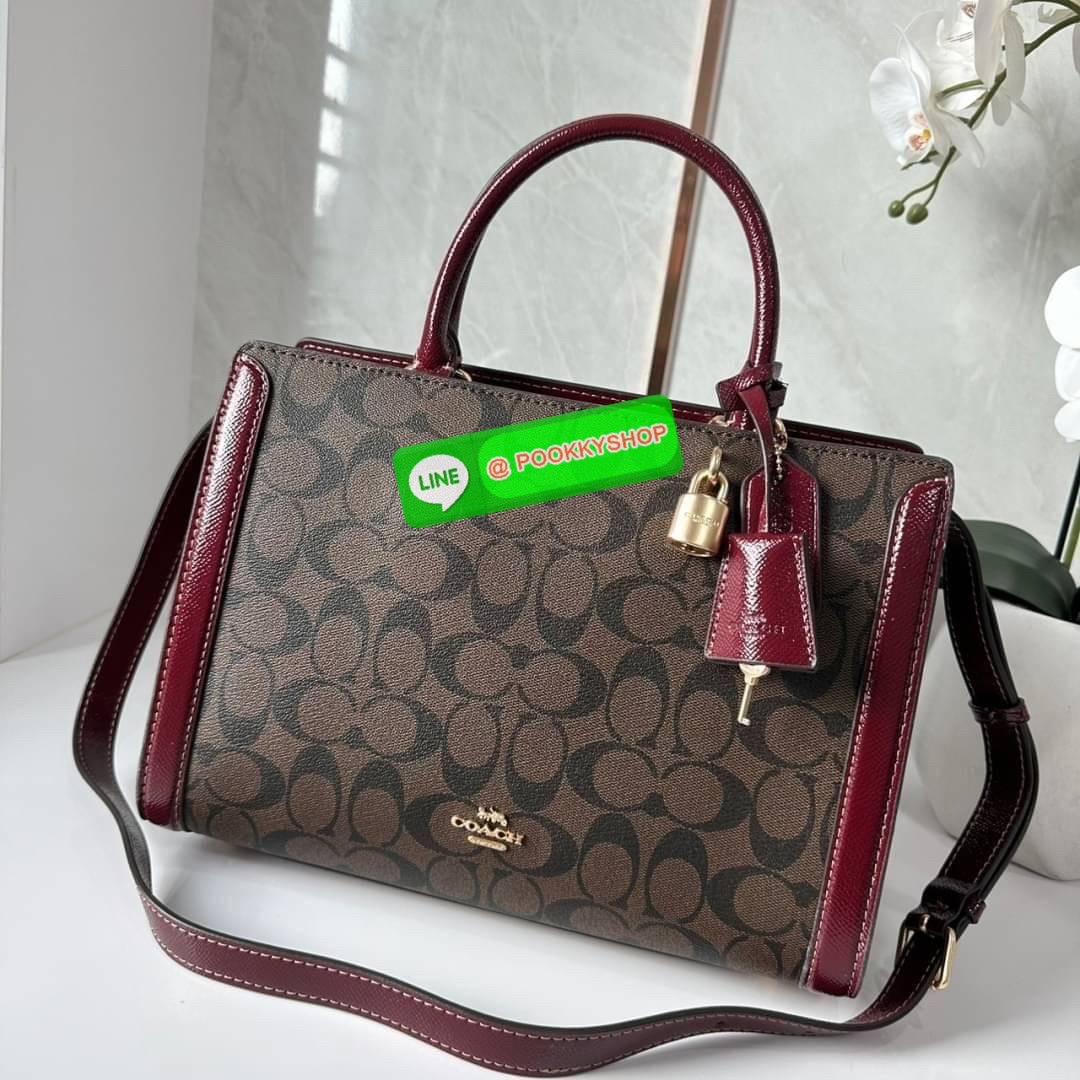 COACH ZOE CARRYALL IN SIGNATURE CANVAS (F87665) 🔖กระเป๋าถือหรือสะพาย ผู้ดีคุณนาย 🔖วัสดุหนังแคนวาส ตัดขอบหนังแท้ 🔖🔖เปิด-ปิดด้วยซิปคู่ ตกแต่งด้วยตัวล็อคแม่กุญแจห้อยด้านหน้า ด้านในเป็นช่องกว้างใส่ของได้เยอะ 🔖สายสะพายยา