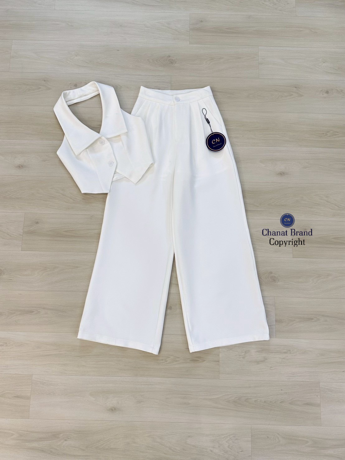 ชุดเซทแฟชั่น Set 2 ชิ้นสีขาวทั้งชุด ตัวเสื้อคล้องคอ ทรงเข้ารูปมีกระดุมหน้าใช้งานได้จริง