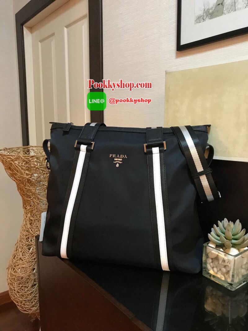Don't Miss! PRADA NYLON LARGE HANDBAG กระเป๋าถือหรือสะพาย Limited edition VIP Gift With Purchase (GWP) จากเคาน์เตอร์แบรนด์วัสดุ Nylon&Polyester100% เนื้อหนาคุณภาพดีตามแบบฉบับแบรนด์ ด้านหน้าประดับโลโก้เปิดปิดด้วยซิปสะดวกใช้ หูกระเป๋าและสายสะพายสีดำตัด