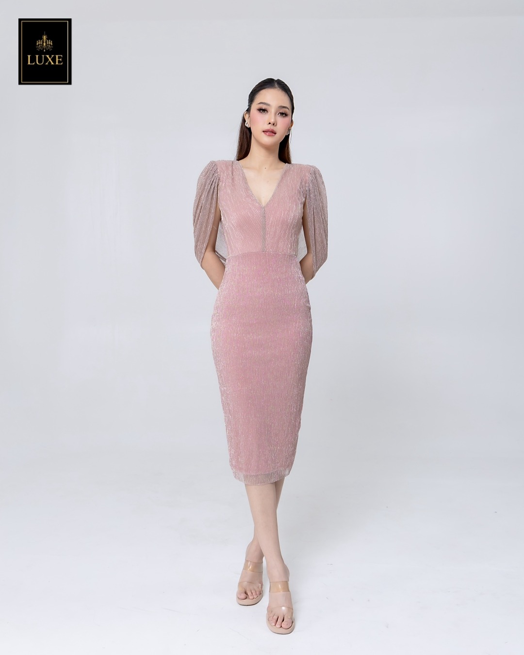 เดรสแฟชั่น เดรสเสื้อวี กระโปรงทรงสอบ มีผ้าคลุมไหล่คอถ่วงด้านหลัง ทำจากผ้าราเม่อัดพลีท