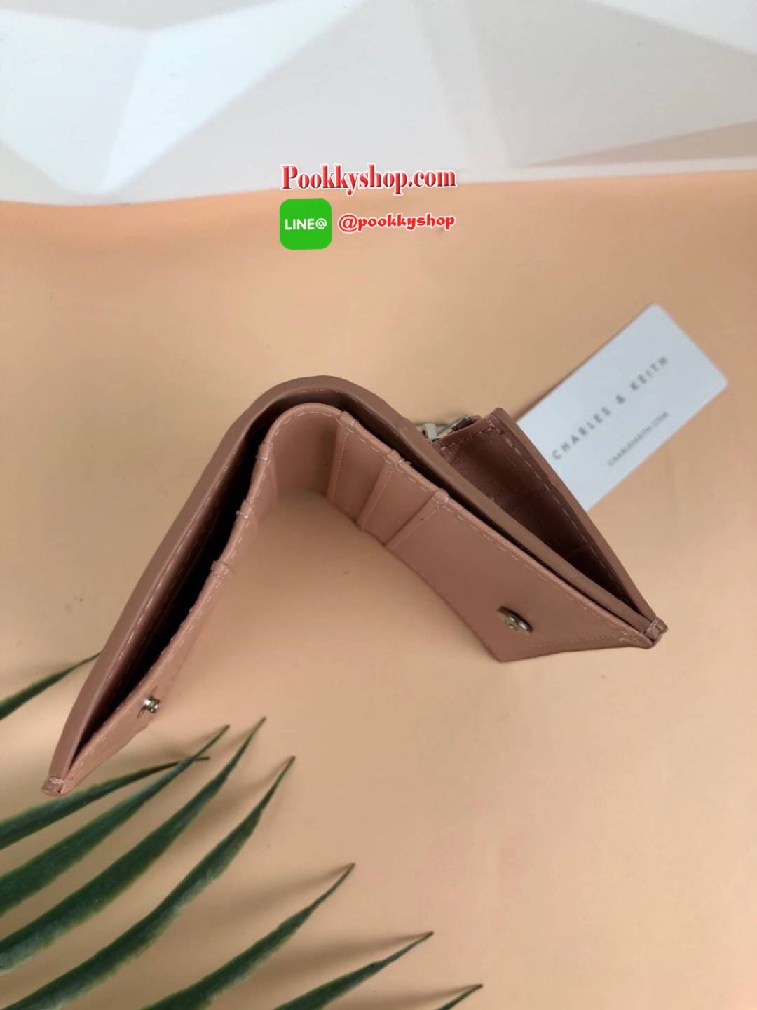 CHARLES & KEITH CROC-EFFECT SMALL WALLET กระเป๋าเงินใบสั้น วัสดุหนังพิมพ์ลายจรเข้ (สีมัลติหนังเรียบ) ด้านหลังมีช่องซิปใส่เหรียญ รุ่นนี้เปิดปิดแบบกระดุม ด้านในมีช่องใส่บัตรได้ 6 ใบ และช่องใส่ธนบัตรได้ตามยาว ไม่ต้องพับแบงค์เลยค่า น่ารัก ใบประทัดรัด ห้ามพลาด