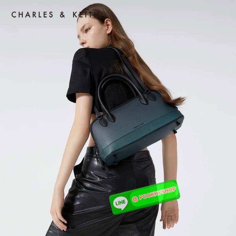 Charles&Keith แท้ Outlet กระเป๋าทรงโดม หรูหราดูไฮ มาพร้อมกับสายสะพาย สำหรับสะพายไหล่ เปิดปิดด้วยซิปคู่ ฐานตั้งอยู่ทรงใบใหญ่ จุของได้เยอะ