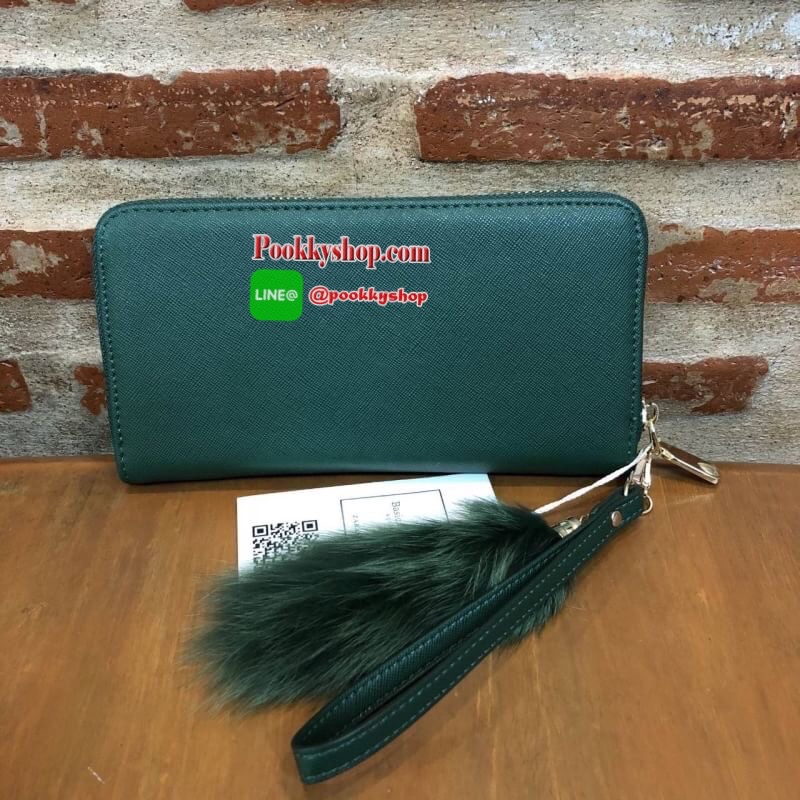 ZARA SAFFIANO BAG กระเป๋าสตางค์ทรงยาว รุ่นฮิต สวยเว่อร์ หนังsaffiano เปิดปิดด้วยซิปรอบ อะไหล่ทองสุดหรู มีพู่ฟรุ้งฟริ้งและสายคล้องมือ พร้อมด้วยถุงผ้าจากช็อป ภายในมีช่องซิปตรงกลางและช่องเสียบบัตร คล้องมือถือเป็นคลัชท์ก็งามคะ Don't missคร้า