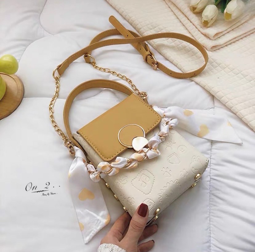 กระเป๋าสะพายข้างทรงกล่อง ไซส์มินิสะพายง่ายแมทเข้ากับทุกลุค สายสะพายยาวครอสบอดี้ได้ค่ะ ใส่โทรศัพท์ใส่ของจุกจิก