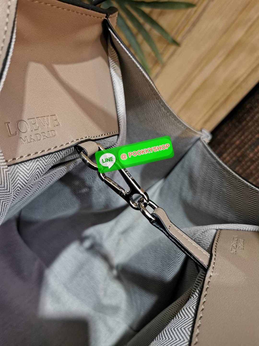 ✴️ห้ามพลาด!✴️LOEWE HANDLE & SHOULDER BAG VIP GIFT WITH PURCHASE (GWP) กระเป๋าถือหรือสะพายหนังแท้พรีเมี่ยมกิ๊ฟ Limited จาก LOEWE PERFUME DUTYFREE รุ่น Rare items สุดๆวัสดุหนังแท้ Calfskin หนังสวยดีไซน์มีเอกลักษณ์ ใบใหญ่กำลังดี น้ำหนักเบา ด้าน