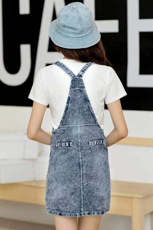 เสื้อผ้าแฟชั่นนำเข้า : ชุดเอี๊ยมแฟชั่น พร้อมส่ง เอี๊ยมกระโปรงยีนส์สั้น สุดเท่ห์ แบบเก๋ไก๋ สายสามารถปรับได้ แต่งกระเป๋าด้านหน้า 2 ข้าง แฟชั่นมาแรงส์สุดๆ