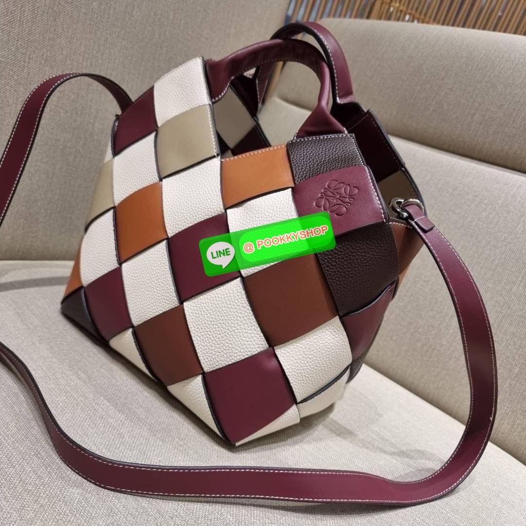 LOEWE SURPLUS LEATHER WOVEN BASKET BAG IN CLASSIC CALFSKIN ใหม่ล่าสุดและสวยที่สุด กระเป๋าสะพานที่ถักทอด้วยความปราณีต โดดเด่นด้วยสีที่จับมาคอนทราสได้ลงตัว ใบใหญ่จุได้แบบเน้นๆ วัสดุหนังวัวแท้เต็มใบ หรูเลิศ ปากกระเป๋ามีสายหนังสำหรับผูกรวบปากกระเป๋า ภายในโล่ง