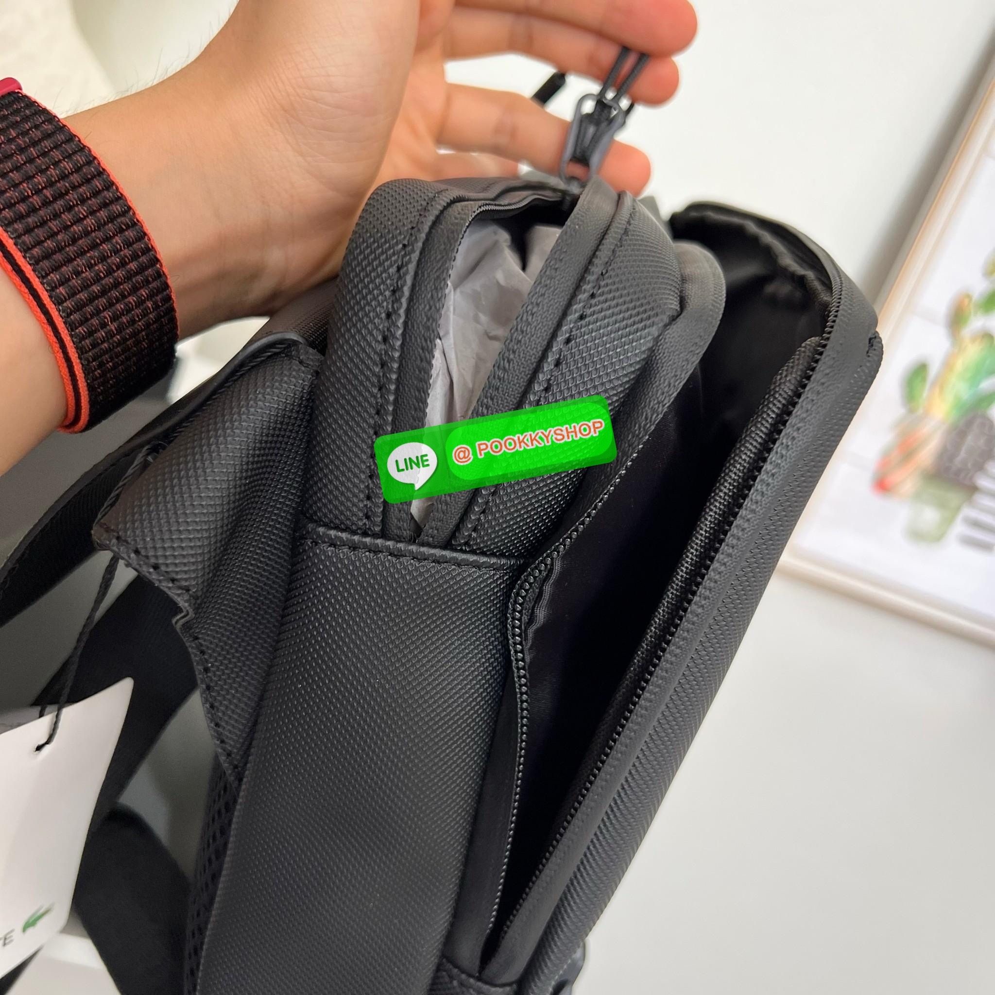 Men's L.12.12 Clipped Flap Adjustable Shoulder Strap Small Pouch วัสดุ PVC คุณภาพดีตามแบบฉบับแบรนด์ น้ำหนักเบา กันน้ำ ด้านหน้ามีโลโก้เหล็ก ฝาเปิดปิดด้วยคลิปล๊อค 2 ด้าน ช่องหลัก ด้านในมีช่องซิปพร้อมหัวซิปแบรนด์ ใส่กระเป๋าสตางค์ใบยาว ipad มือถือ ของจุก