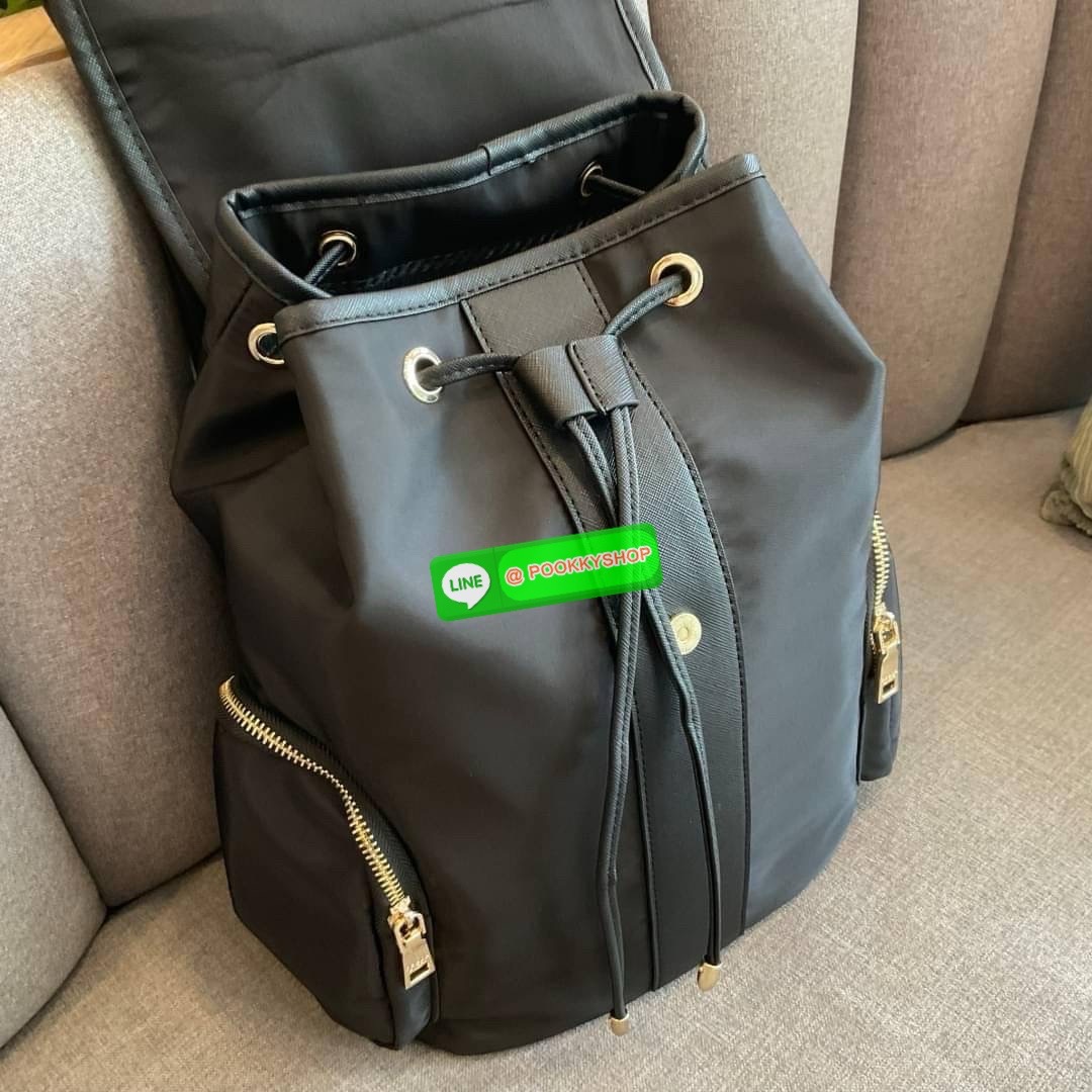 NEW ARRIVIAL กระเป๋าเป้ทรงสวย Prada Nylon Backpack With Pocket วัสดุผ้าไนล่อน กันน้ำเนื้อหนาอย่างดี ใบนี้ ดีไซต์สวยเก๋ เป้แบบหูรูด ทรงสวยน่ารัก อะไหล่ทองทั้งใบ เปิดปิดด้วยกระดุมแม่เหล็ก ด้านข้างมีกระเป๋าอีก 2 ช่อง ด้านในมีป้ายโลโก้บุด้วยผ้าแบรนด์หนาอย่างด