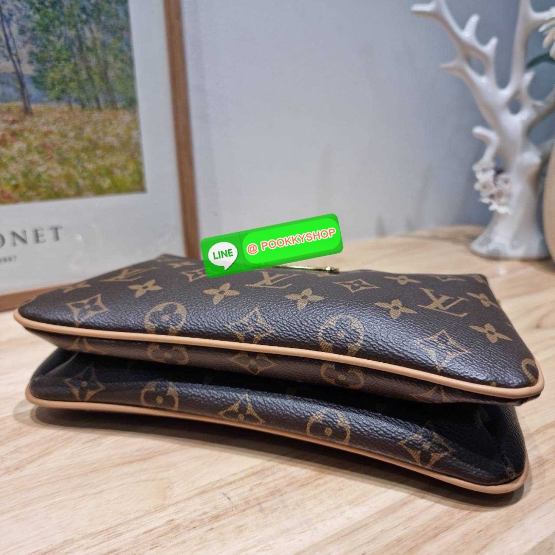 🔆 Model LV liv pochette 🔆 Details ยังคงมีความเป็นเอกลักษณ์ ดีไซน์ลวดลายโมโนแกรมเรียบหรู กับกระเป๋าทรงสวยจากเคาน์เตอร์ dutyfree สวยจับต้องได้ เก๋มากๆ เพลทโลโก้สีทองโดดเด่น มาพร้อมสายสะพายถึง 2 แบบ สายโซ่และสายหนัง ที่สามารถปรับใช้สร้างลุคได