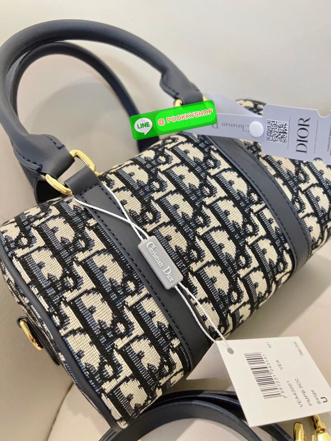 ต้องบอกว่าใบจริงสวยมากๆกับรุ่นนี้ ไม่ผิดหวังแน่นอน DIOR GROOVE BAG 2025 🔖มีไม่มากแล้วน๊าา หมดแล้วหมดเลย ใบกลาง สวยตามๆเซเลปในไทยและ ตปท.กันเลยค่ะ กับกระเป๋าจากDior วัสดุJacquard ทอลายแบรนด์ตัดขอบด้วยหนังแท้เนื้อแมทสุดคลาสสิค