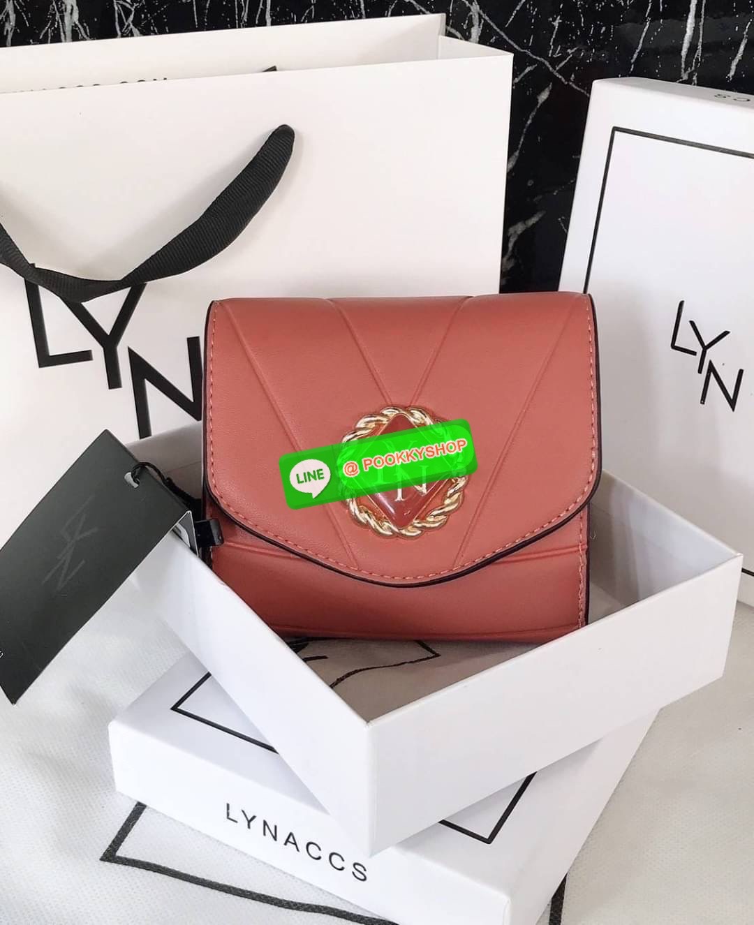 Lyn แท้ Outlet กระเป๋าสตางค์ใบสั้น ด้านหน้ามีโลโก้แบรนด์