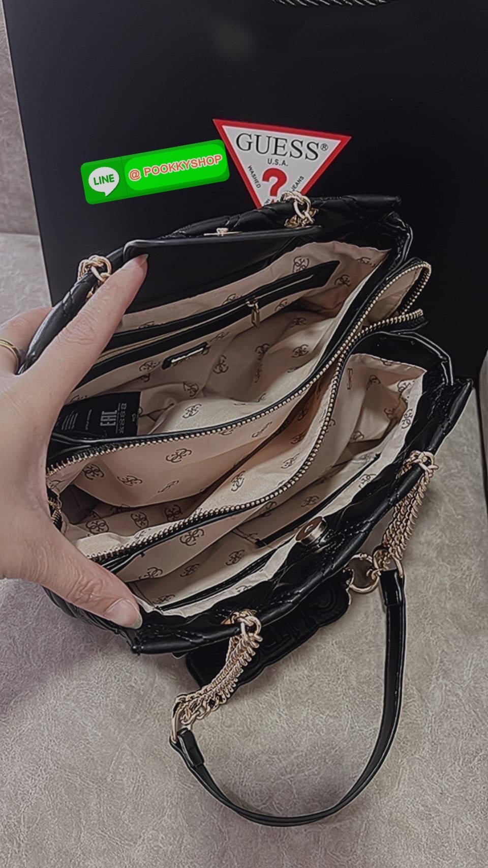 Guess งานแท้💯 outlet ถูกกว่าช้อปจ้าสะพายข้างทรงสวย หนังนุ่มฟู คอลเล็คชั่นใหม่ จุของได้เยอะ งานหรูหราไฮโซมากเเม่ สะพายไหล่ได้ จุของได้เจอะมากแม่ มี2 ช่องใช้งาน พร้อม1ช่องซิปลับ