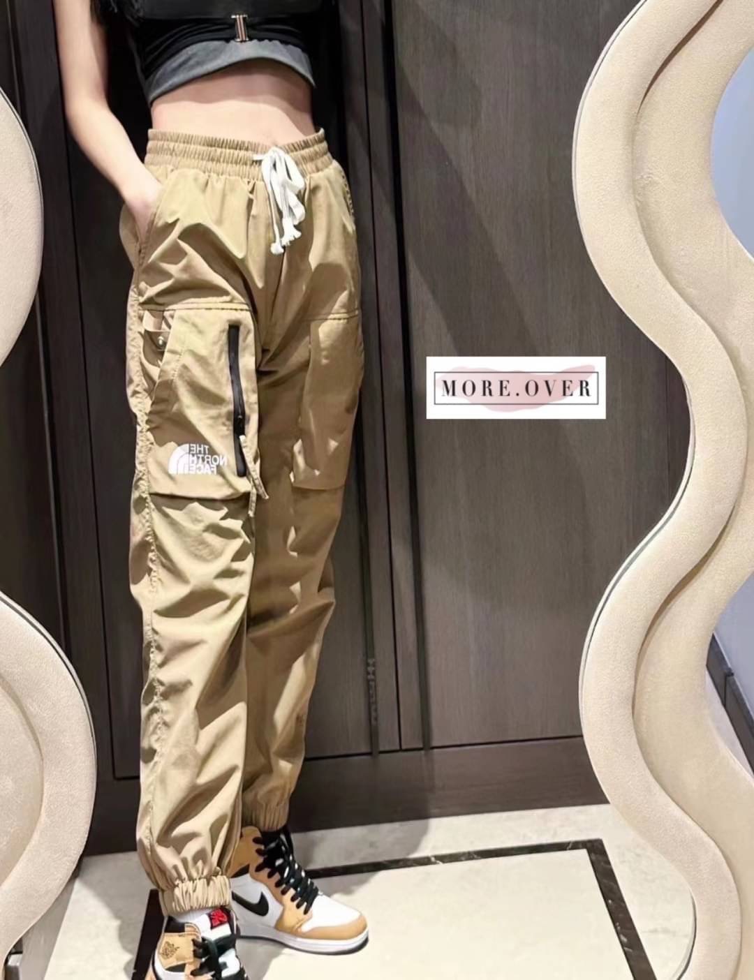 รุ่นใหม่ล่าสุดชนช็อปเลยจ้า กางเกงขายาวเนื้อผ้าร่มปลายขาจั้ม THE NORTH FACH ลุคสป็อตเท่ๆค่ะ เนื้อผ้าอย่างดี คุณภาพการันตี มีป้าย tag แบรนด์