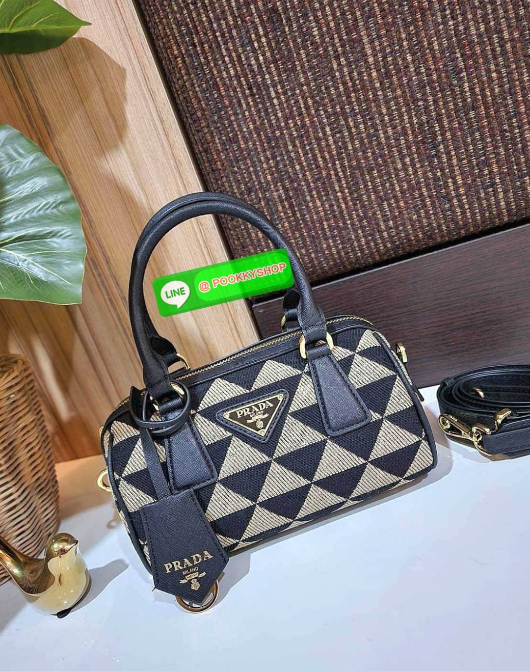 ✴️ห้ามพลาด!✴️PRADA FABRIC MICRO BAG VIP GIFT WITH PURCHASE (GWP) กระเป๋าพรีเมี่ยมกิ๊ฟ Limited จาก PRADA DUTYFREE COUNTER โดดเด่นที่วัสดุ Jacquard Fabric Micro ดีไซน์สวยคลาสสิคขนาดกำลังดี หูกระเป๋าประดับTagแบรนด์ถอดออกได้ ภายในมีโลโก้ ใส่มือถ