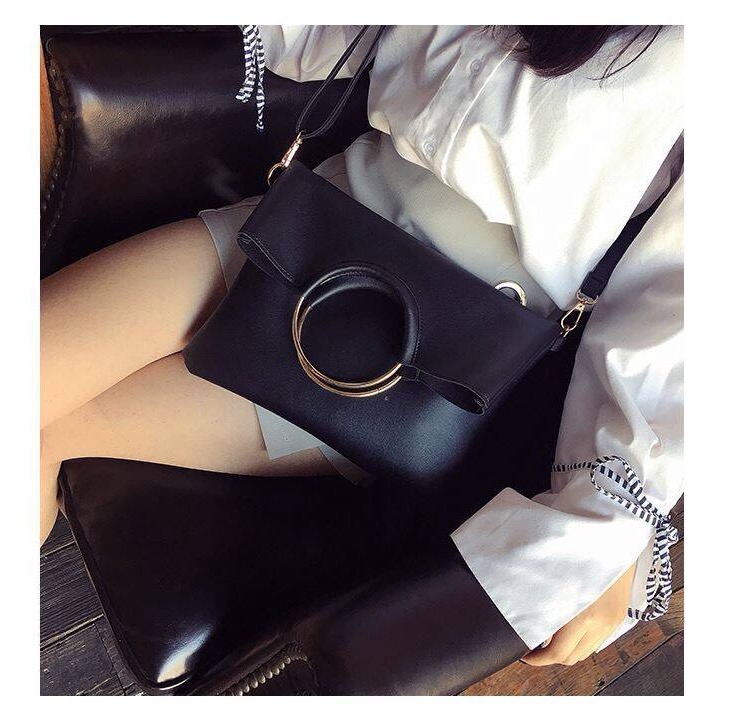 กระเป๋าสะพายข้างสีน้ำตาล กระเป๋าคลัชมือ แต่งห่วงทอง สวย แนว เท่ห์ๆคะ+กระเป๋าเล็ก ไซส์ลูก ด้านใน 2ชิ้น สุดคุ้ม สวยเก๋ มากคะ Size:ยาว29xสูง32xหนา4cm