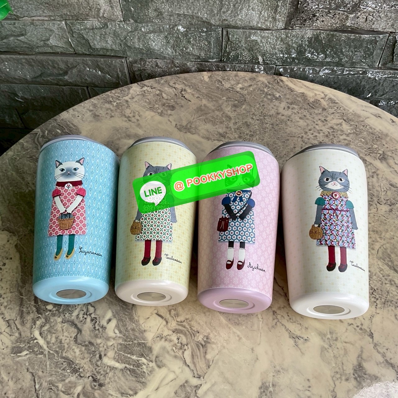 kusuguru Japan Stainless Tumbler Cup แก้วน้ำสแตนเลส ปริมาณสุทธิ 400 ml มาพร้อมกับลายแมวญี่ปุ่นน่ารักๆ แก้วพิมพ์ลาย แมว 2 ด้าน ด้านหน้า และ ด้านหลังแก้วค่ะ เก็บความร้อนเย็นได้ยาวนาน 12 ชม. มีฉนวนกันร้อน/เย็น โครงสร้างคู่สูญญากาศ มีฝาปิด แถบเลื่อนป้องกันน้ำ