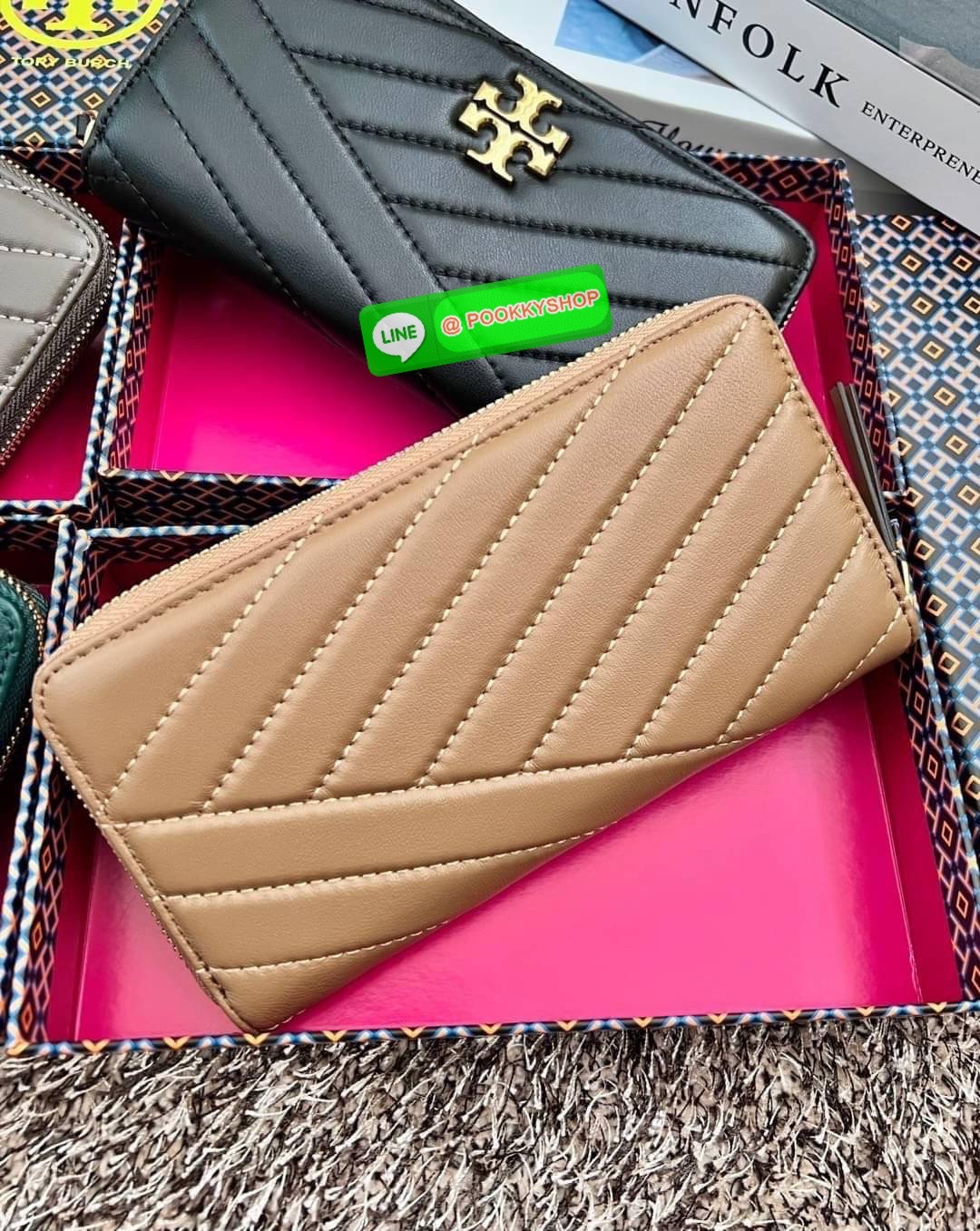 TORY BURCH KIRA CHEVRON ZIP CONTINENTAL WALLET 🌟พร้อมส่ง รุ่นที่สาวๆต้องมีติดมือสักใบค่ะ ✔️กระเป๋าสตางค์ใบยาว หนังแกะนิ่มมือ ยืดหยุ่นดีมากๆค่ะ ✔️อะไหล่ทองสีสวยมากๆ ภายในมีช่องใส่ธนบัตร2ช่องกว้าง มีช่องเสียบบัตรได้ถึง8ช่อง พร้อมช่องซิ