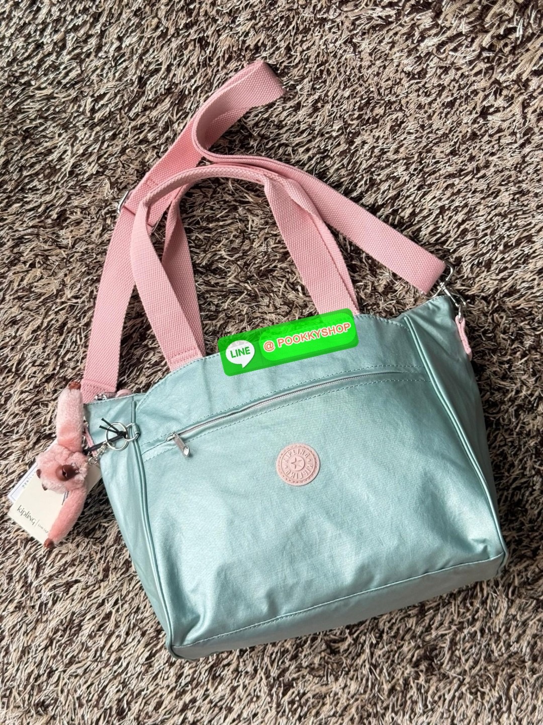 Kipling revir limited Japan shoulder bag เป็นอีกหนึ่งกระเป๋าสุดอเนกประสงค์สามารถใช้งานหลายรูปแบบทั้งกระเป๋าสะพายข้าง สะพายไหล่ หรือกระเป๋าถือด้วยสายสะพายที่สามารถปรับระดับและถอดออกได้ ดีไซน์คลาสสิกและเรียบง่ายพร้อมประดับโลโก้และลิงอันเป็นซิกเนเจอร์ แมตช์ก