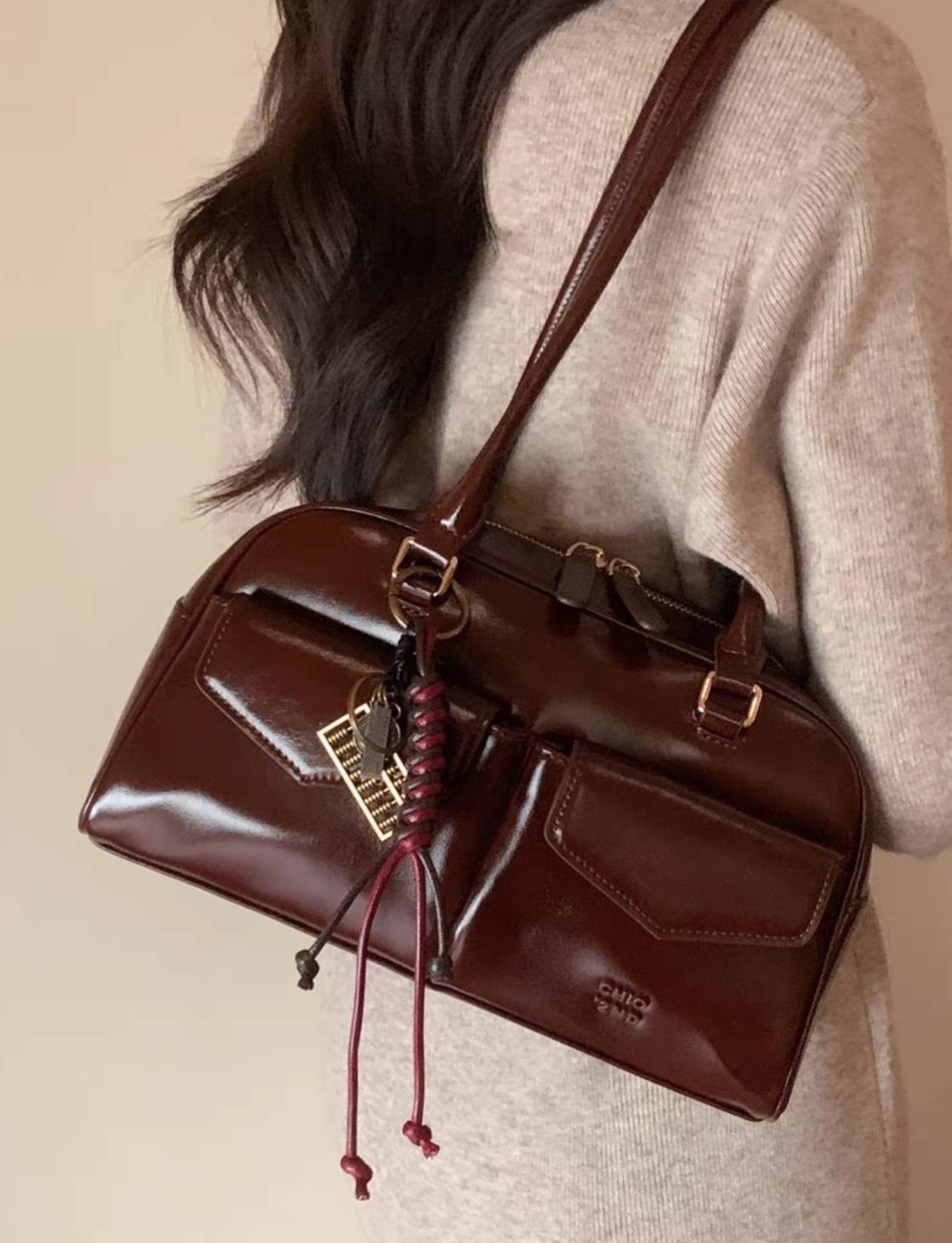 กระเป๋า Chio’2nd แบรนด์ดังมาแรงตอนนี้ กระเป๋าดีไซน์ลงตัวสวยทุกคอล ทรงนี้ขายดีตัวท๊อป แถมฟรี⁉️ตัวห้อยกระเป๋าน่ารักมาก เพิ่มมูลค่าให้กระเป๋า